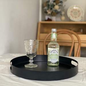Elegante bandeja decorativa con superficie resistente a los arañazos y estilo contemporáneo para exhibir centros de mesa o servir bebidas - Product Image 1