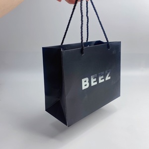 Bolsas de Papel Negras Ecológicas Personalizadas con Logotipo Impreso en Lámina Plateada para Empaque de Extensiones de Cabello - Product Image 3