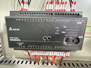 Machine à souder sans soudure à double tête Ybke 2,5 kW 220 V/50 Hz pour cadre de fenêtre et de porte en PVC haute précision - Product Image 5