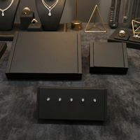 Ensemble de présentoirs personnalisés en cuir PU noir pour bijoux de piercing avec pinces en plastique pour bijoux corporels
