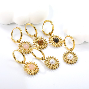 Pendientes colgantes de moda, aros dorados con forma de flor, imitación de perlas con engaste en bisel, joyería de acero inoxidable para fiestas, para mujer. - Product Image 1