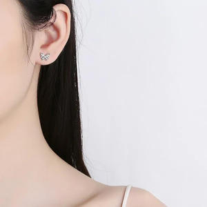 Orecchini a farfalla Uneu in oro bianco con zirconi taglio brillante rotondo, montatura a griffe, gioielli alla moda da donna, idea regalo - Product Image 4