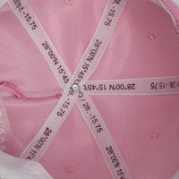 Op maat gemaakte hoogwaardige ongestructureerde geborduurde logo corduroy pet met roze sluiting