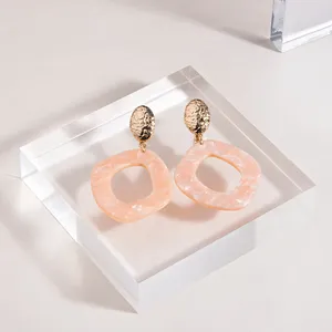 Bijoux classiques de qualité pour femmes, boucles d'oreilles en résine avec fleurs séchées et design personnalisé pour mariage et fête. - Product Image 2