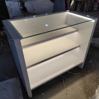 Comptoir de Magasin en Bois Premium Blanc avec Vitrine de Présentation, Plateau en Verre, Présentoir à Bijoux, Montres, Pierres Précieuses, Bande LED Discrète, Meuble