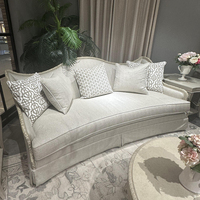 Canapé Chesterfield trois places en tissu vintage américain fait main, luxe personnalisable, décoration d'intérieur haut de gamme, bois massif sculpté