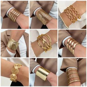 Nuevo Conjunto de Brazaletes Boho de Moda, Bañados en Oro, Estilo Punk, con Plumas y Círculos Grandes Abiertos, para Mujer - Product Image 6