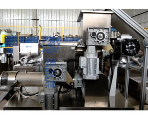 Machine à extruder les pâtes PARMAT économique 100 kg/h, moteur en acier inoxydable 304, technologie sous vide, machine automatique de fabrication de macaroni - Product Image 2