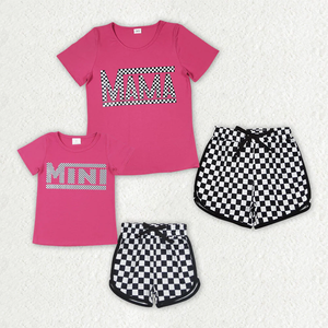 Conjunto a juego Mama Mini al por mayor: Camiseta rosa con pantalones cortos a cuadros para mujer y niños, atuendos casuales de verano - Product Image 1
