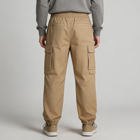 Celana Jogger Cargo Pria Warna Tan Khaki, Model Relaxed Tapered, Pinggang Elastis dengan Tali Serut, Kantong Bellows, Kantong Welt, Kantong Bungee, Grosir OEM