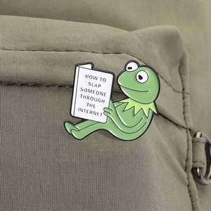 Pin de solapa de metal esmaltado de alta calidad con diseño de rana divertida y texto 'How To Slap Someone Through The Internet', personalizado, venta al por mayor - Product Image 4