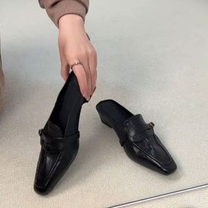 Mules élégantes rétro en cuir véritable et peau de mouton à bout fermé pour femmes, confortables, à talon bas, sandales d'extérieur - Product Image 2
