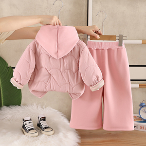 Set Invernale Caldo e Trendy in Tre Pezzi per Bambine: Cappotto con Cappuccio, Pantaloni e Giacca Imbottita in Lana Pettinata con Fiocco - Product Image 4