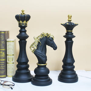 Nuovo Set di Scacchi Tradizionale in Resina - Ornamento Fatto a Mano e Dipinto a Mano per Arredamento Interno (Statuette di Re, Regina e Cavaliere) - Product Image 1