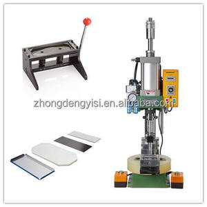 Machine de production d'aimants de réfrigérateur pneumatique avec presse pour l'encastrement de badges métalliques circulaires et carrés - Product Image 2