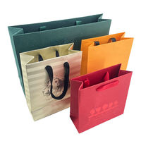 Sacs en papier avec logo imprimé personnalisé Sacs en papier recyclable pour boutique de vêtements de luxe Sac cadeau avec corde en ruban