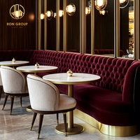 Ensemble de mobilier commercial Ron Group : Table ronde en marbre, chaise de restaurant rembourrée, banquette en velours capitonnée en forme de L