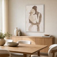 Tableau sur toile encadré, grand format, décoratif, style moderne et épuré, représentant une paire de couple romantique enlacée, couleur beige neutre, pour décoration murale de chambre à coucher.