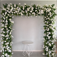 Ensemble d'arche de jardin de luxe pour mariage, avec rangée de feuillage artificiel haute densité et ensemble floral pour la décoration de fond de scène extérieure de cérémonie
