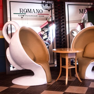 Scultura a forma di tazza di caffè in vetroresina - Arte liquida contemporanea per bar e spazi ufficio - Product Image 3