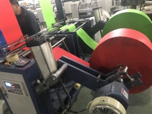 آلة صنع الأكياس غير المنسوجة عالية السرعة متعددة الوظائف لإنتاج أكياس بمقابض على شكل حرف D وأكياس للقمصان والأحذية - Product Image 2