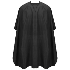 Capes de Coiffure Professionnelles en Polyester Noir Imperméable avec Logo Personnalisé, Taille Ajustable, pour Salons de Coiffure et Barbiers – Qualité Supérieure - Product Image 1