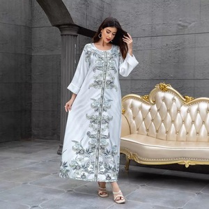 Robe Abaya élégante et modeste en polyester imprimé pour femmes musulmanes, motif floral d'inspiration vintage, pour mariage, automne, <span class=keywords><strong>printemps</strong></span>, été - Product Image 2