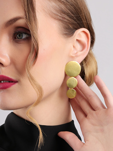 Pendientes de botón con diseño de disco triple lineal, acabado dorado cepillado, joyería de moda geométrica moderna para mujer - Product Image 3