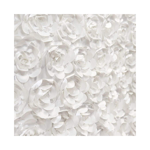 Jupe de table en saule bouclé doré avec pétales tridimensionnels en satin blanc romantique Roses pour plinthe de table réutilisable de mariage - Product Image 5