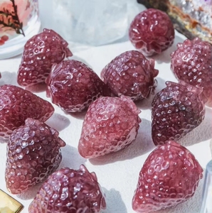 Cuarzo Fresa Pulido con Diseño de Amor Grabado, Joyería Ying Lai, Regalo para el Día de San Valentín - Product Image 3