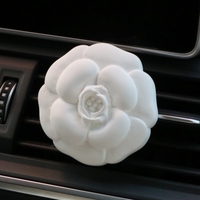 Diffuseur d'huiles essentielles en porcelaine parfumée en forme de fleur de camélia en céramique pour voiture et maison, désodorisant en plâtre pour grille d'aération, vente en gros