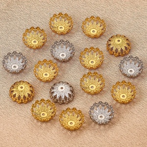 Capuchons de perles en forme de fleur 12 mm |   Entretoise en acier inoxydable plaqué or PVD 18 carats motif pétale ajouré pour la fabrication de bijoux DIY (bracelets et colliers) - Product Image 4