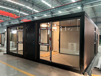 Mini-maison préfabriquée extensible en conteneur avec mur vitré frontal et salle de bain humide/sèche