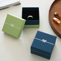 Boîte de rangement pour bijoux en carton, impression UV dorée, logo personnalisé, écologique, pour l'emballage de détail en papier