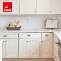 Ensemble de cuisine blanc sur mesure Alland avec îlot central, meubles en bois massif, armoires de cuisine style Shaker