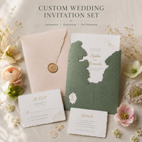 Ensemble d'invitations de mariage de luxe personnalisées, gaufrées, avec motif paysager végétal vintage, noms en feuille d'or et carte de réponse assortie