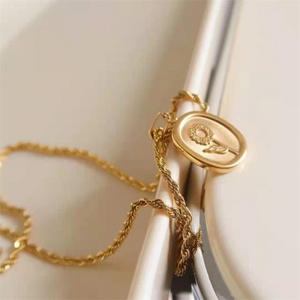 สร้อยคอแฟชั่นใหม่ ชุบทอง 18k สแตนเลสสตีล ลายดอกทานตะวัน พร้อมเชือกถัก - Product Image 2