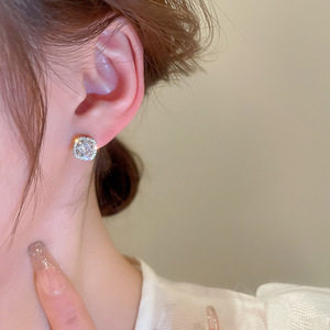 Orecchini a Perno con Piccoli Accenti in Pietra per Donne, Gioielli Minimalisti alla Moda - Product Image 3