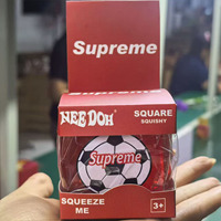Vente en gros Supreme NeeDoh Cube de football carré Squishy, jouet sensoriel anti-stress à presser, cadeau pour enfants et adultes, article de fête