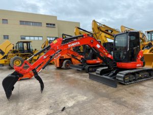 Excavatrice hydraulique Kubota U55-4 d'occasion pour zones restreintes, engin maniable de 5,5 tonnes pour la réfection de voies et allées de communes résidentielles - Product Image 3