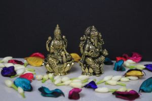 คู่พระลักษมีและพระกานีช ทำจากทองเหลือง – งานฝีมือขนาดเล็กสำหรับบูชาที่บ้าน ตกแต่งสำนักงาน และเป็นของขวัญมงคล ผลิตในรัฐราชสถาน ทำด้วยมือ - Product Image 5