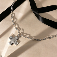 Collier en acier inoxydable plaqué or 18 carats avec pendentif croix martelé classique et chaîne trombone