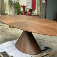 Moderner Minimalistischer Ovaler Massivholz-Esstisch mit Fliegende-Teller-Form, Zapfen- und Dübelführung, Designer-Qualität für Hochwertige Büronutzung, Italienisches Design
