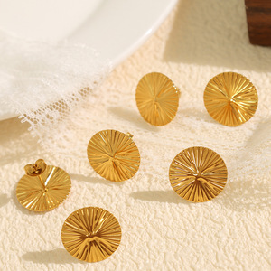 Boucles d'oreilles clous en or, motif éventail sculpté, bijoux minimalistes, boucles d'oreilles tendance - Product Image 1