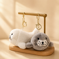 Porte-clés en peluche mignon de phoque en gros, pendentif en peluche de dessin animé de chien de mer, jouet en peluche d'animal marin personnalisé pour cadeau de mariage