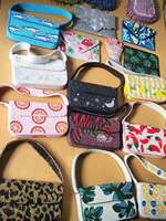 Dompet Koin Berhias Bunga dan Manik-Manik Pola Tekstur Wanita Fashion Dompet Kecil Aksesori Elegan Desain Mewah