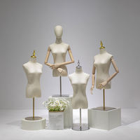 Maniquí de Mujer para Alta Costura, Torso Cubierto de Lino, con Base Dorada y Brazos de Madera, para Exhibición en Vitrinas