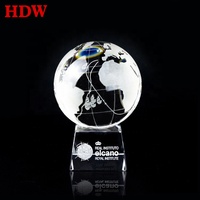 Globe terrestre en cristal K9 en gros, globe terrestre personnalisé en cristal avec carte du monde gravée et base, pour cadeaux d'affaires