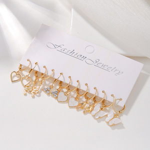 Ensemble de boucles d'oreilles fantaisie en or avec pendentifs cœur, papillon et serpent – Cadeau pour femme - Product Image 3