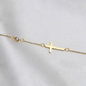 Bracciale con Ciondolo a Croce in Oro Giallo, Cristalli e Strass, Design Minimalista Unisex per Uso Quotidiano - Product Image 1